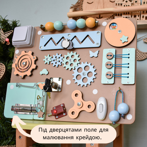 Пастельний бізіборд 30×40 см з м’ятними та персиковими елементами | Montessori дошка