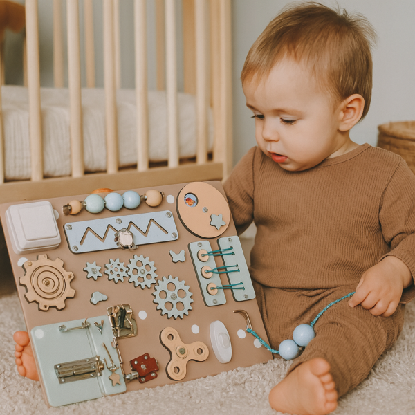 Пастельний бізіборд 30×40 см з м’ятними та персиковими елементами | Montessori дошка