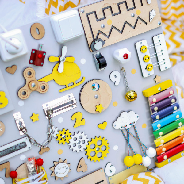 Дитячий бізіборд 50×60 см жовтий з ксилофоном, лабіринтом і замками – Montessori дошка для хлопчика чи дівчинки