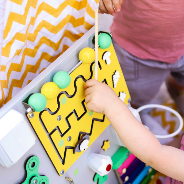 Яскрава бізіборд дошка 50×60 см з ксилофоном, сенсорними елементами та пісочним годинником